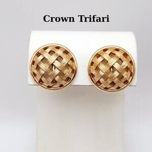 Vintage Crown Trifari Basketweave Clip Earrings – Gold Plated Designer Jewelry